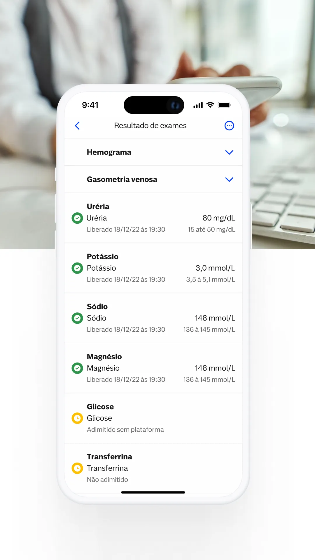 Case Dasa: Tela dividida ao meio, do lado esquerdo a tela do app e do lado direito 3 cards do painel de exames empilhados